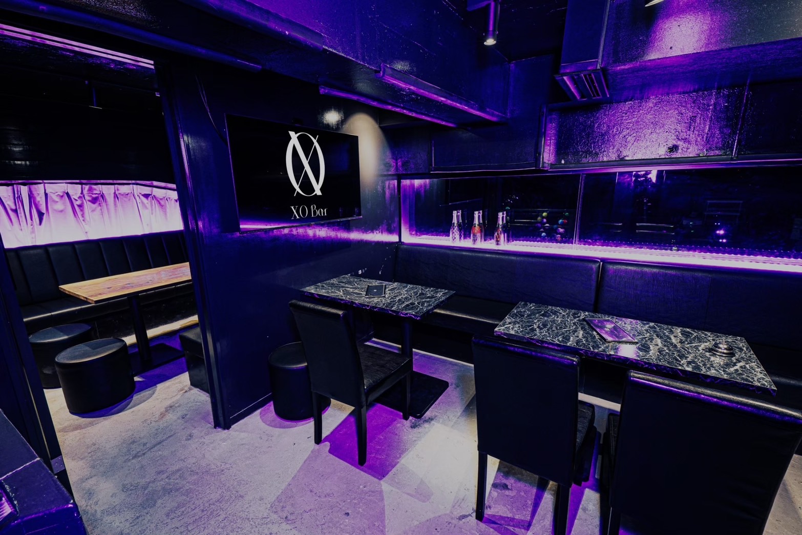 XO Bar 2階カラオケスペース - 大理石テーブルとソファ席