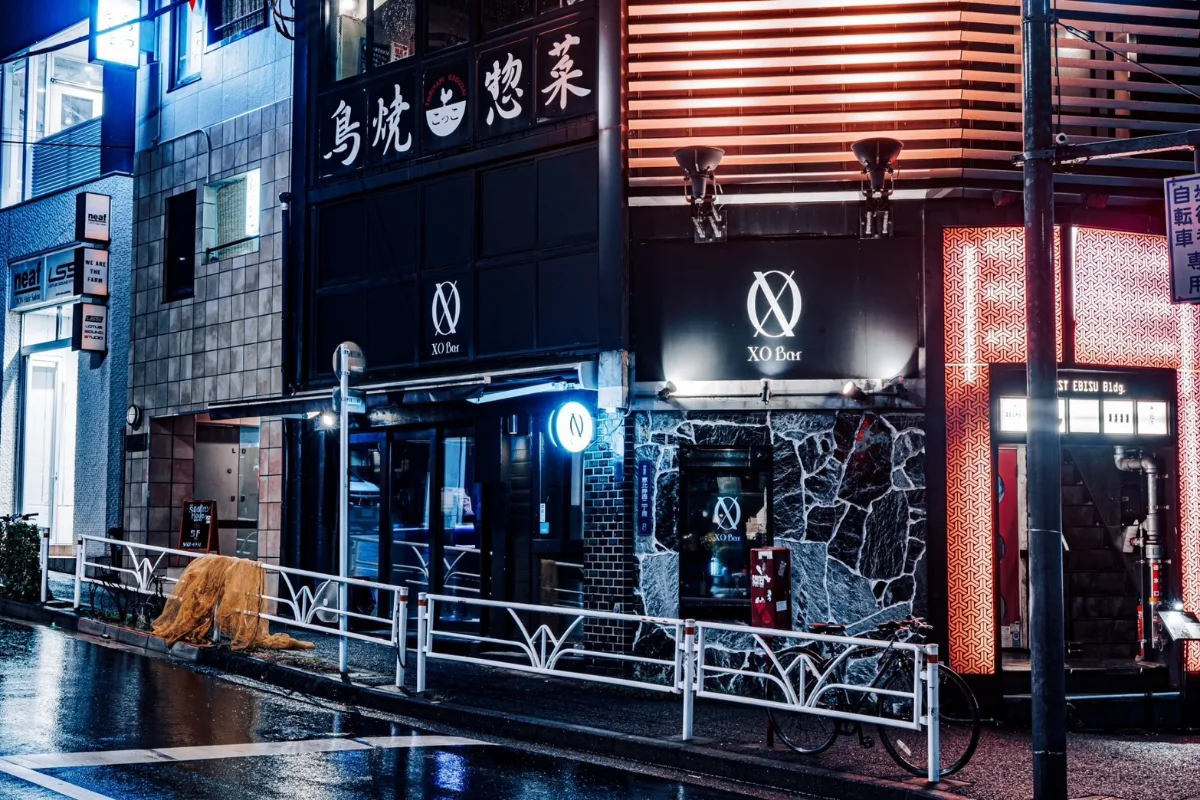 XO BAR 恵比寿 外観 - 恵比寿駅西口近くの通りに佇む店舗