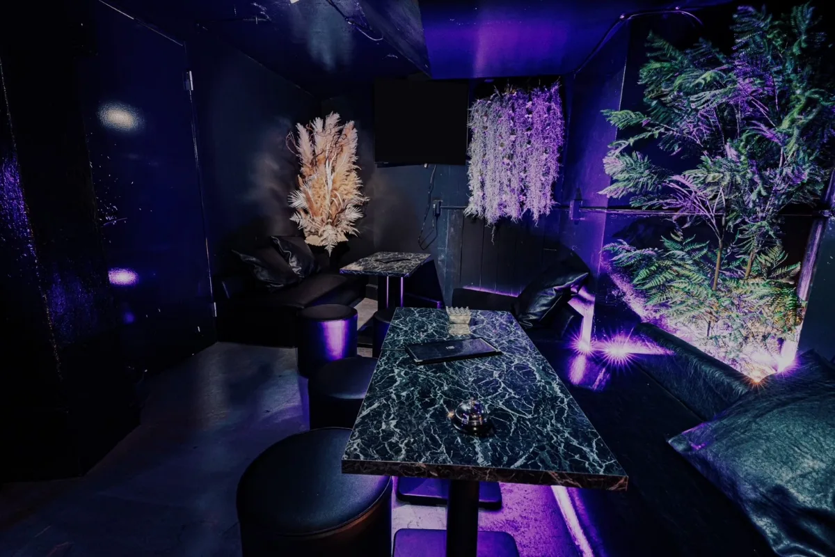 XO BAR 恵比寿 1階のソファ席 - 紫のライティングが灯る店内