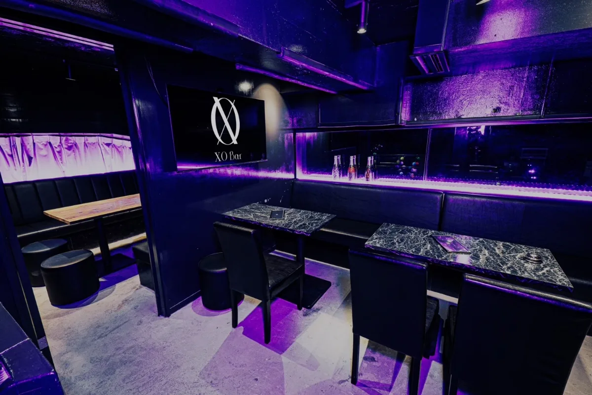 XO BAR 恵比寿 2階カラオケスペース - 大理石テーブルとソファ席